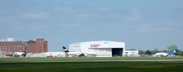 Boeing 757-200 (C-GCJS) - Mid-Photo of this Panarama is a 2000 Cargojet Boeing 757-265 (PCF) in the Spring of 2024.