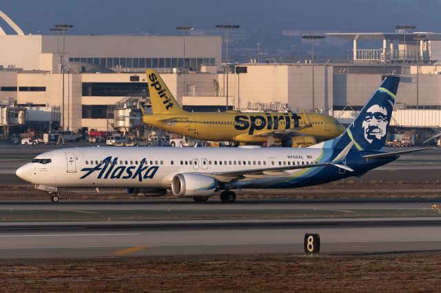 Boeing 737 MAX 9 (N705AL) - 10th November, 2024: Taxiing to the gate after arriving in LAX from Puerto Vallarta in Mexico as flight AS 1381. Golden hour view from East Imperial Avenue vista point. 