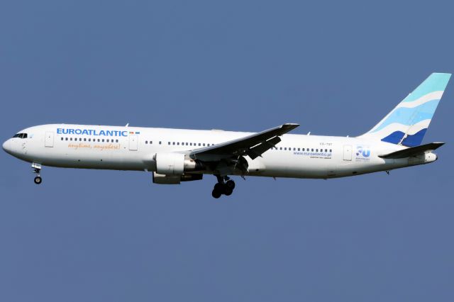BOEING 767-300 (CS-TST)