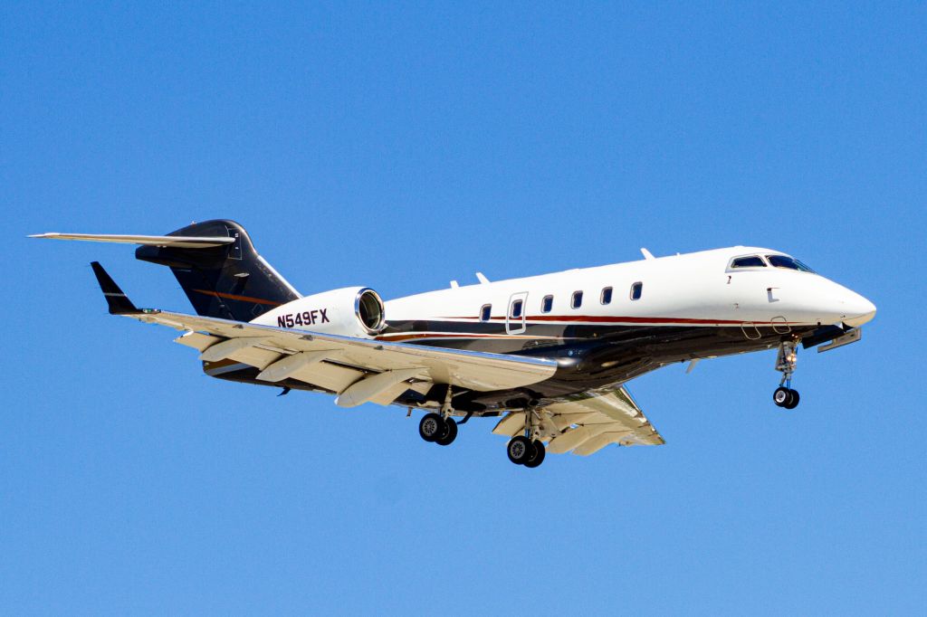 Bombardier Challenger 300 (N549FX)