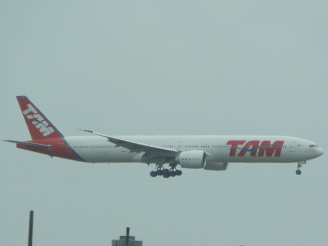 BOEING 777-300 (PT-MUC)