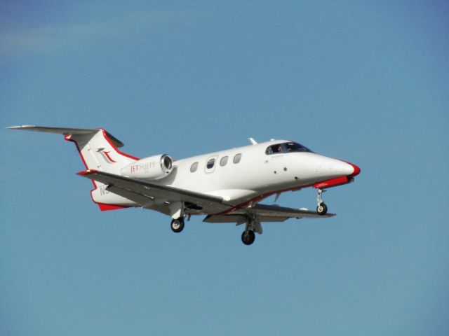 Embraer Phenom 100 (N582JS) - Landing RWY 20R