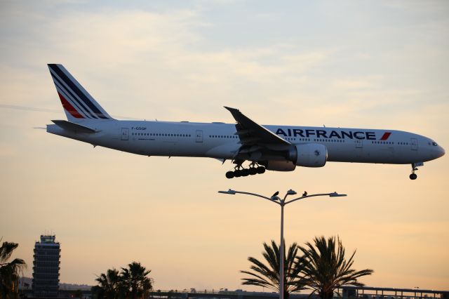BOEING 777-300ER (F-GSQF)
