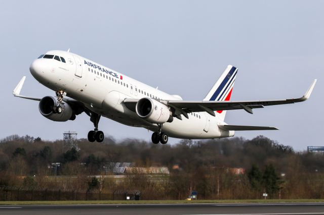 Airbus A320 (F-HEPH) - AF1669 departing on the flight back to Paris CDG
