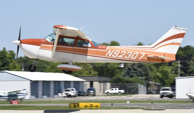 Cessna Skyhawk (N92307) - Airventure 2017