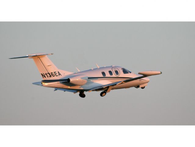 Eclipse 500 (N136EA) - Take off RW24.