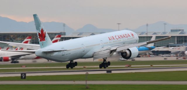 BOEING 777-300ER (C-FIVX) - Air Canada Boeing 777-333(ER) C-FIVX arriving at YVR 26R as AC8 from HKG