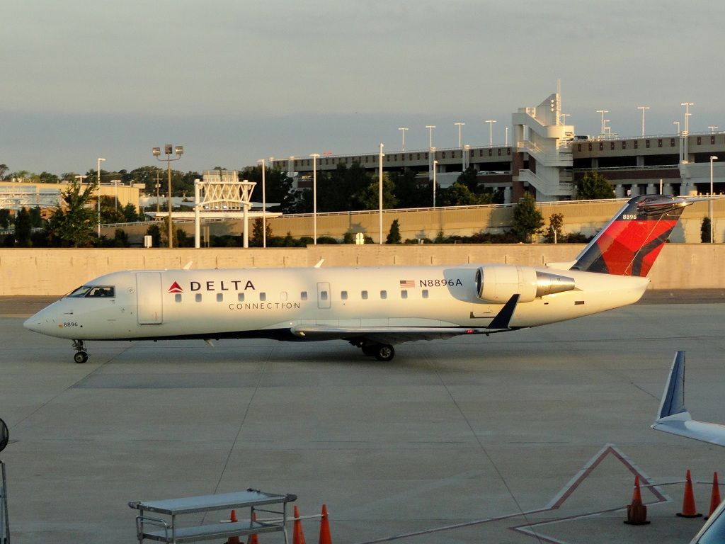 Canadair Regional Jet CRJ-200 (N8896A)