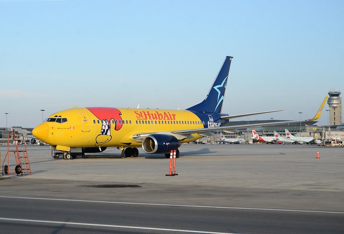 Boeing 737-700 (C-GTQI)