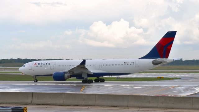 Airbus A330-200 (N854NW) - Delta Airbus A330-223 N854NW in Amsterdam 