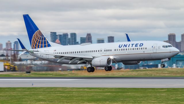 Boeing 737-800 (N76532) - United 738 about to touch down on runway 33L