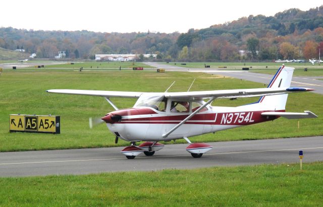 Cessna Skyhawk (N3754L) - Aircraft based at RELIANT AIR, where you find the lowest fuel prices on the Danbury (KDXR) airport!