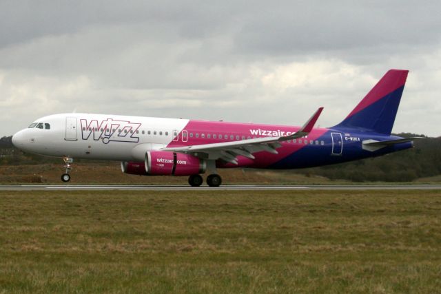 Airbus A320 (G-WUKA) - Touching down on rwy 26 on 29-Mar-18 operating flight WZZ8121 from EYKA.