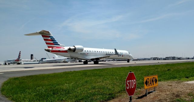 Canadair Regional Jet CRJ-700 (N725PS)