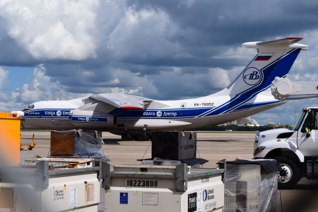 Ilyushin Il-76 (RA-76952) - Wheel stop at destination terminal C/N 2093422743