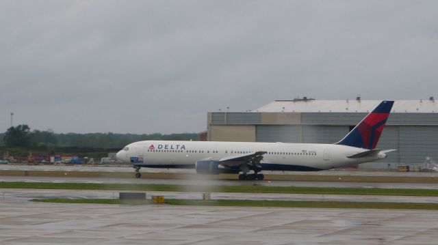 BOEING 767-300 (N139DL) - Landing from Los Angeles