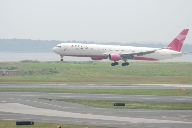 BOEING 767-400 (N845MH)