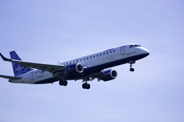 Embraer ERJ-190 (N294JB) - On final for Rwy 19 at KDCA