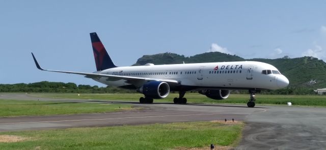 Boeing 757-200 (N537US)