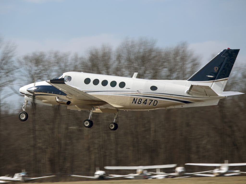 Cessna Skylane (N847D) - Take off runway 26.