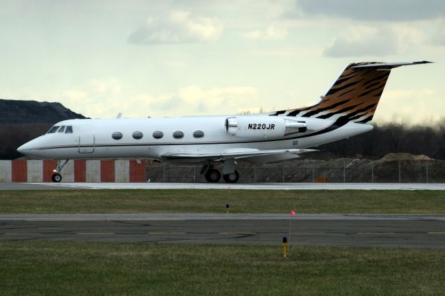 Gulfstream American Gulfstream 2 (N220JR) - Lining up to depart rwy 32 on 6-Apr-07.  Reregistered N650KA 10-May-08 then exported to Dominican Republic 7-Oct-14.