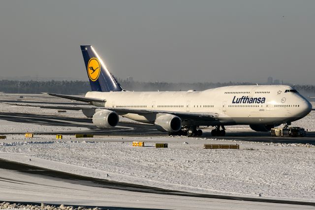 BOEING 747-8 (D-ABYN) - snow