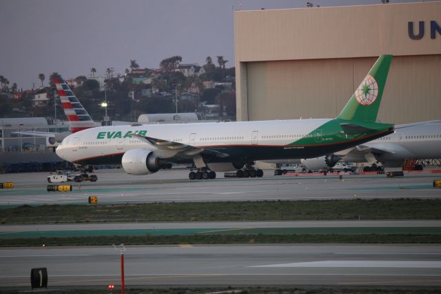 BOEING 777-300ER (B-16725)