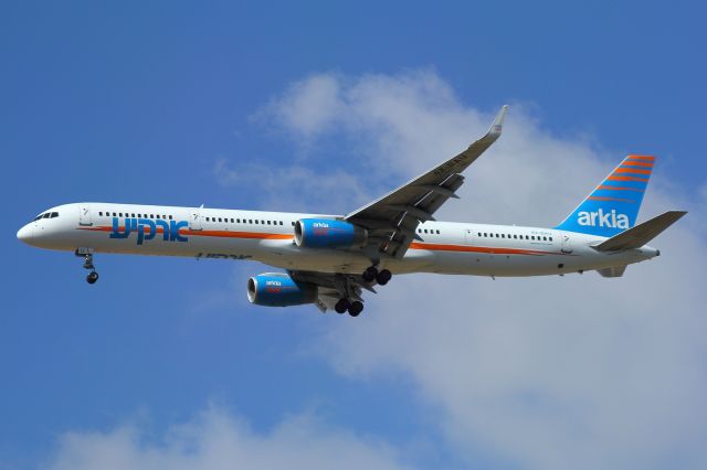 Boeing 757-200 (4X-BAU) - Domestic flight from Eilat, Israel, on final to runway 30. Picture date: 05/2015.