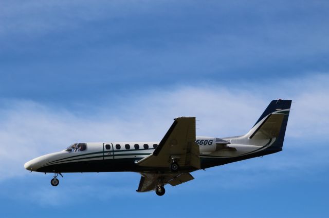 Cessna Citation V (N560G) - Arriving at a very high speed leading to a go around and a steep turn to land on the opposite runway. 