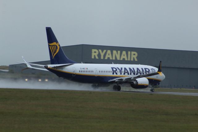 Boeing 737 MAX 8 (EI-HMZ) - A Ryanair B737 MAX 8-200 taking off on runway 22 at London Stansted Airport.br /br /Location: London Stansted Airport.br /Date: 12.10.22 (dd/mm/yy).