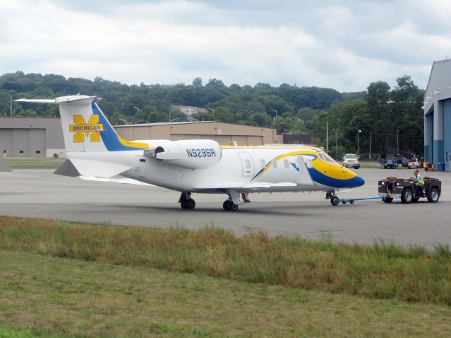 Learjet 60 (N929SR) - VERY cool paint scheme!