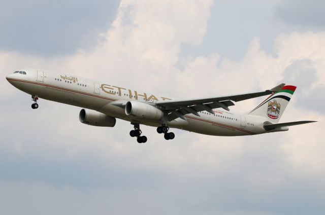 Airbus A330-300 (A6-AFD)