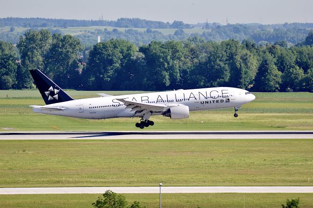 Boeing 777-200 (N794UA)