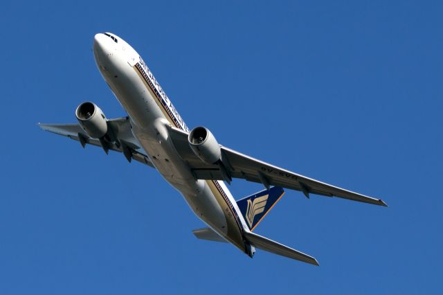 Boeing 777-200 (9V-SVG) - Boeing 777-212 (ER) Singapore Airlines YPPH 9 June 2017 