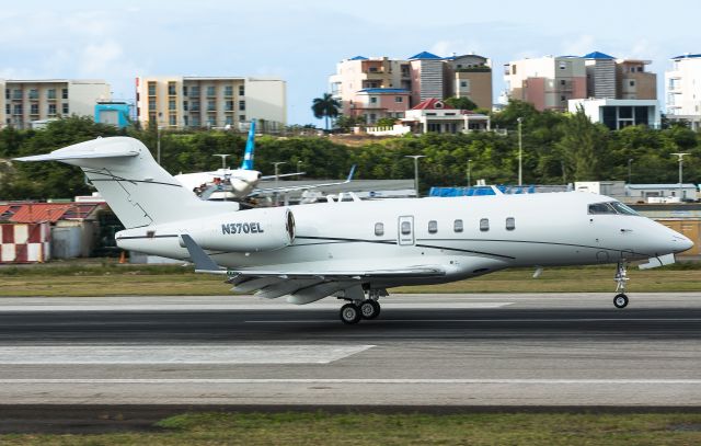 Bombardier Challenger 300 (N370EL)