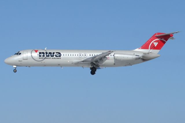 McDonnell Douglas DC-9-30 (N8920E)