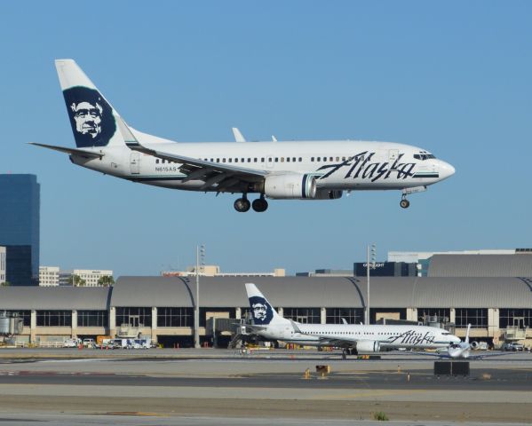 Boeing 737-700 (N615AS)