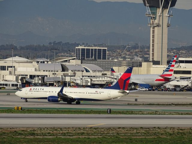 Boeing 737-900 (N836DN)