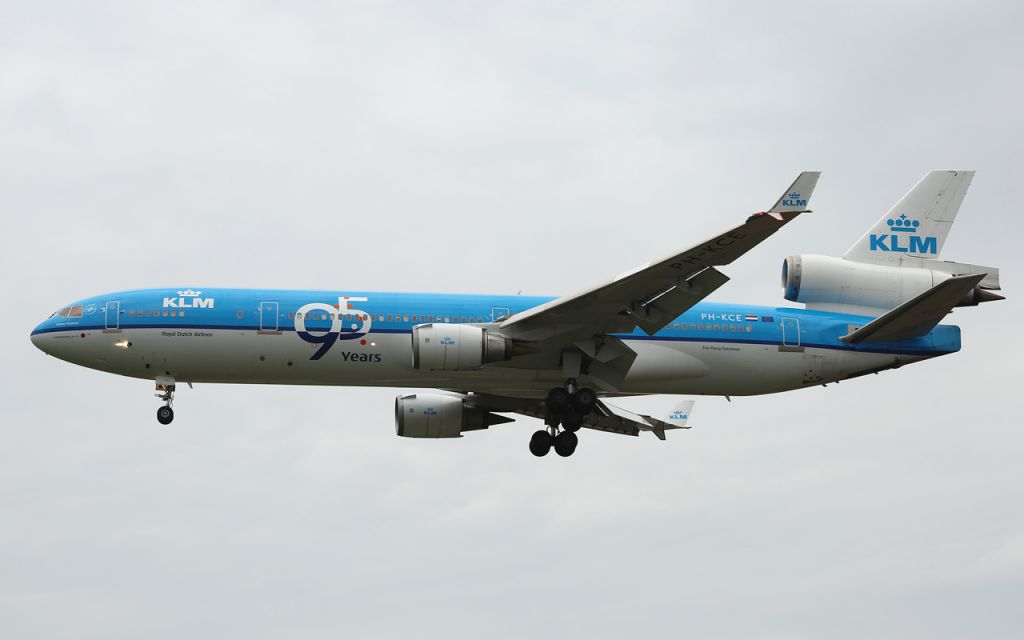 Boeing MD-11 (PH-KCE) - KLM MD-11 PH-KCE Audrey Hepburn landing on 15R at Toronto during light rain Oct. 14, 2014 13:05 hrs.