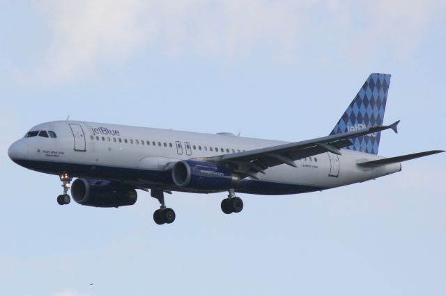 Airbus A320 (N648JB) - Jet Blue Flight 341(N648JB) on approach to Runway 32 at Sarasota-Bradenton International Airport following a flight from John F Kennedy International Airport