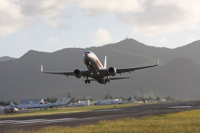 Boeing 737-800 (N936AN) - The first daily jet departure of the day at St Maarten is American Airlines to MIA.