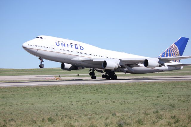 Boeing 747-400 (N128UA) - Departing runway 25