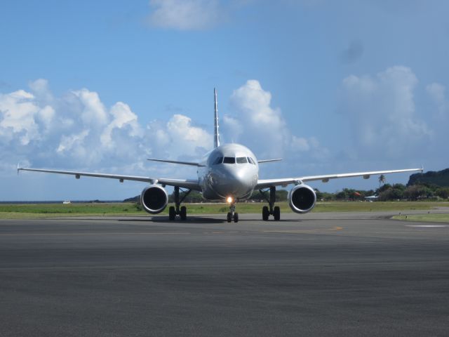 Airbus A319 (N702UW)