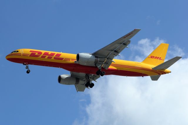 Boeing 757-200 (G-DHKX) - 25/02/2021:  Cargo flight from Leipzig (LEJ), Germany, on landing path to runway 30.