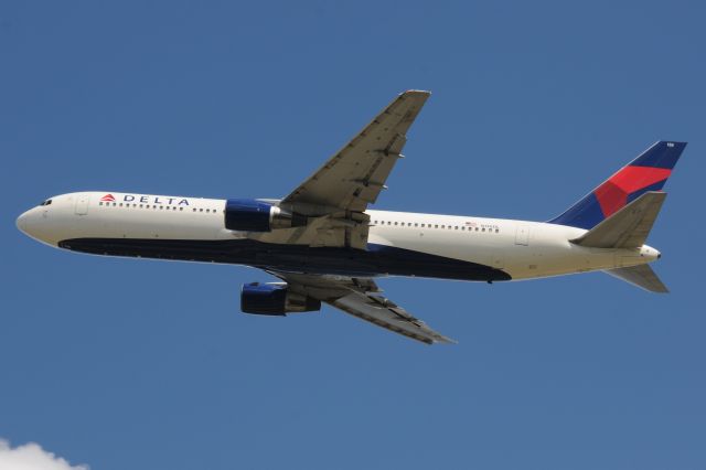 BOEING 767-300 (N136DL)