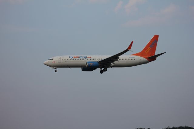 Boeing 737-700 (C-FLSW)