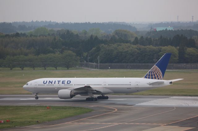 Boeing 777-200 (N221UA)