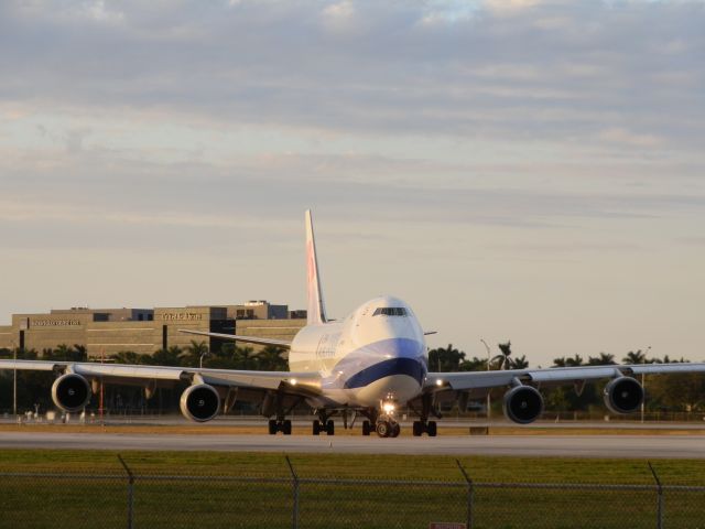 Boeing 747-400 (B-18718)