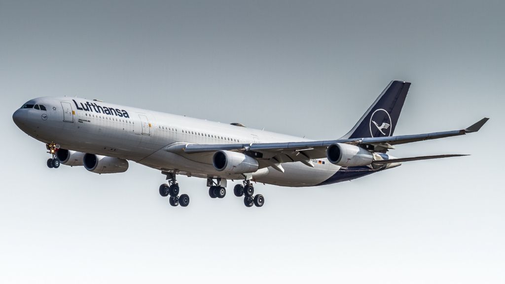 Airbus A340-300 (D-AIGX) - I didn’t even know Lufty had a 343 in the revised scheme! On short finals here for runway 05. Glad I caught her before Lufthansa retires the 4-engined fleet!