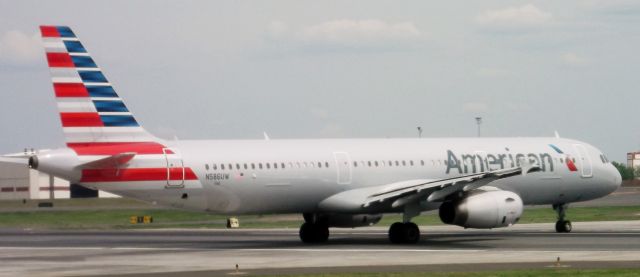 Airbus A321 (N586UW) - American Airlines / AAL581 leaving the terminal at KCLT on route to KMCO...